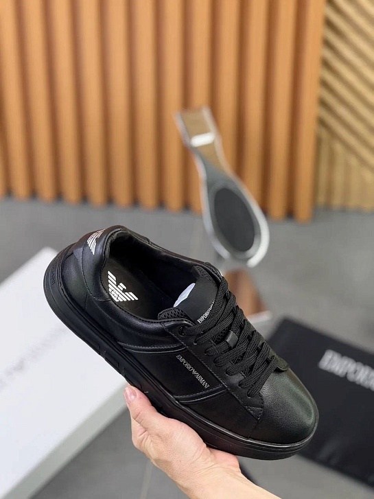 Кожаные кроссовки Emporio Armani чёрного цвета