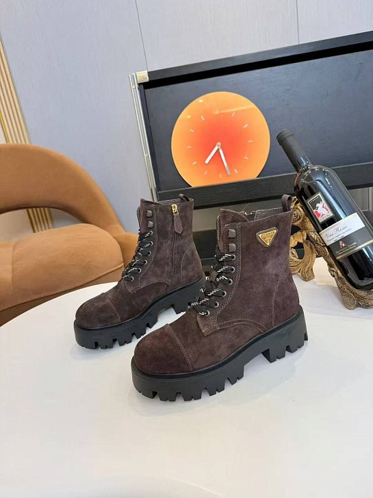 Женские замшевые ботинки Prada