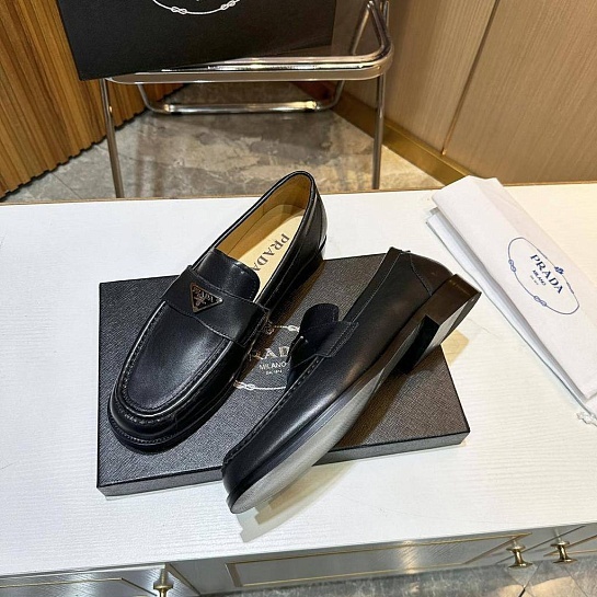 Мужские чёрные лоферы Prada triangle-logo