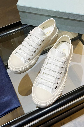 Женские кроссовки Prada белого цвета   