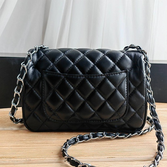 Кожаная чёрная сумка Chanel 25x15 см