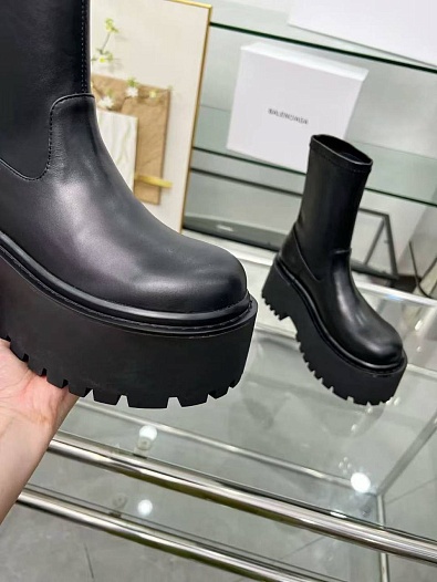 Женские кожаные сапоги Balenciaga чёрного цвета   