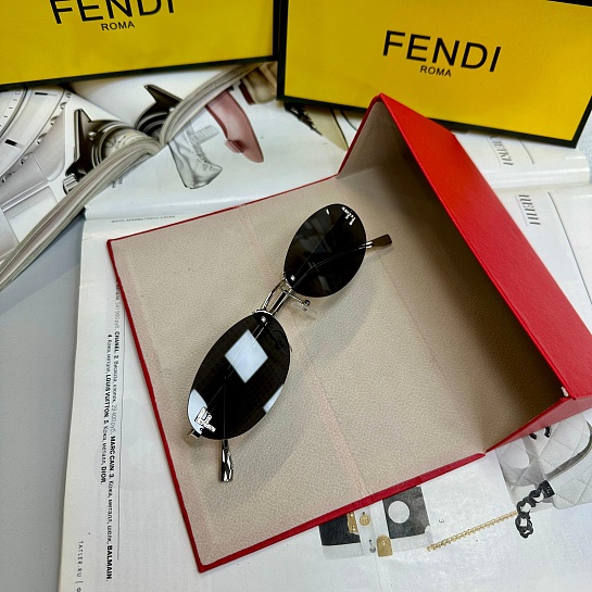 Чёрные солнцезащитные очки Fendi
