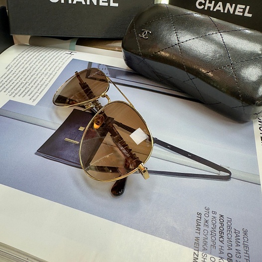 Солнцезащитные очки авиаторы Chanel с коричневыми стеклами в золотой оправе   