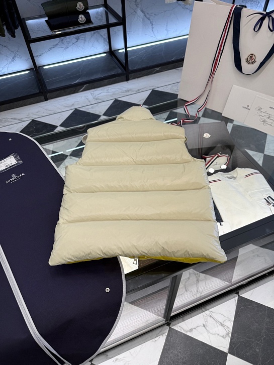 Мужской бежевый жилет Moncler Lipsi