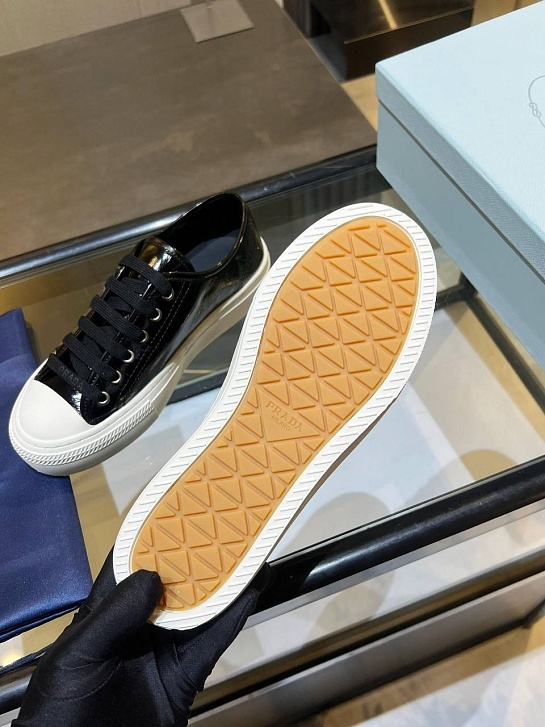Женские кроссовки Prada чёрного цвета