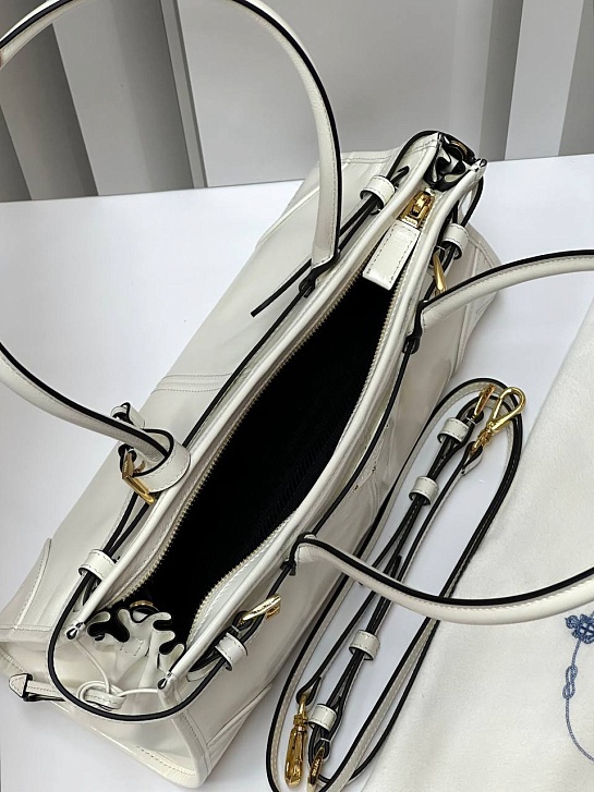Кожаная белая сумка Prada Naplak Premium 32x15x11 см