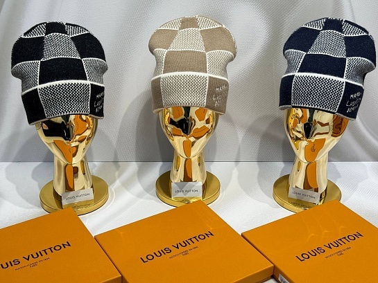 Шапка Louis Vuitton logo-embroidered - Beige