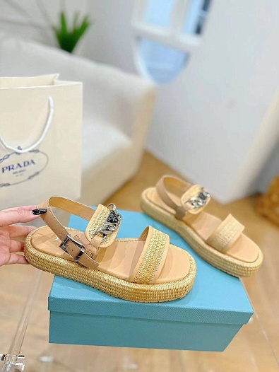 Женские сандалии Prada бежевого цвета   