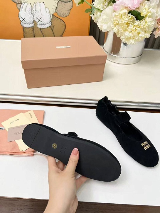 Женские замшевые балетки с круглым мысом MIU MIU