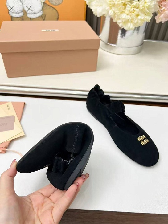 Женские замшевые балетки с круглым мысом MIU MIU