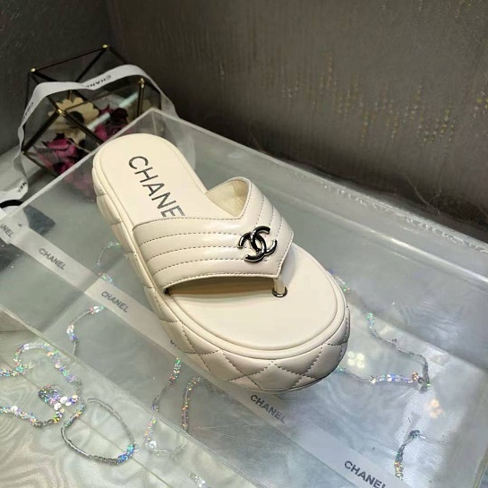 Женские кожаные шлёпанцы Chanel