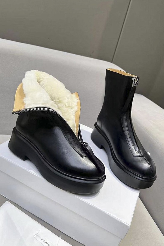Женские чёрные ботинки с мехом The Row