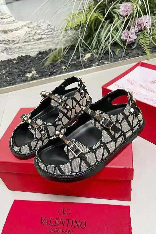 Женские кожаные сандалии Valentino Rockstud