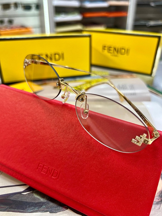 Бежевые солнцезащитные очки Fendi