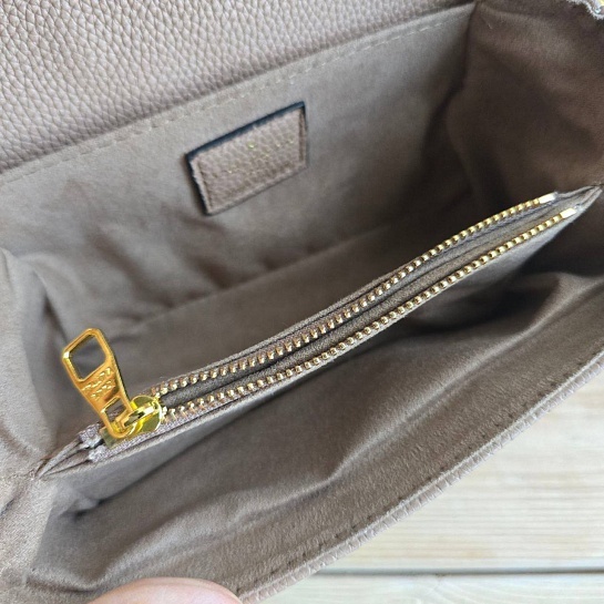 Кожаная сумка Louis Vuitton Pochette Mini 19x10 см - Beige