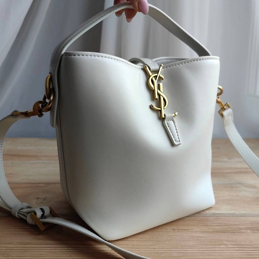 Кожаная белая сумка Yves Saint Laurent 20x25 см   