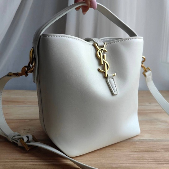 Кожаная белая сумка Yves Saint Laurent 20x25 см
