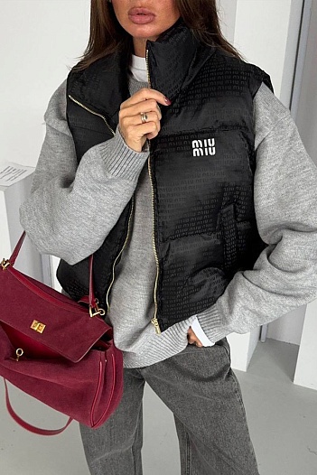 Женский жилет чёрного цвета MIU MIU   