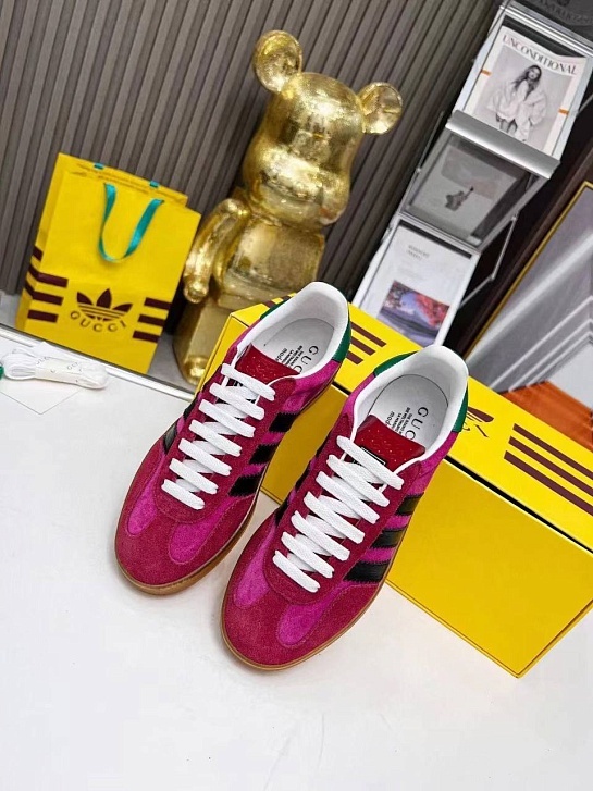 Женские кроссовки Gucci x Adidas Gazelle Collaboration - Pink