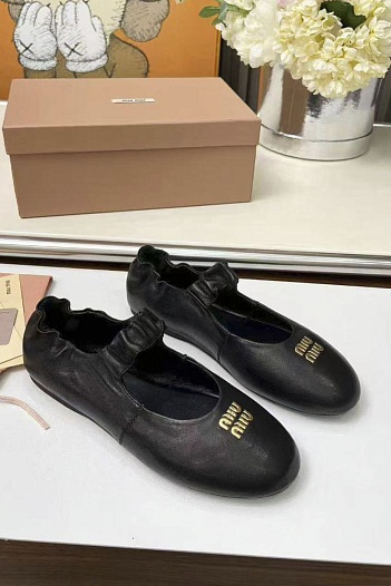 Женские кожаные балетки с круглым мысом MIU MIU   