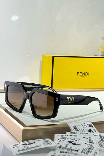 Солнцезащитные очки Fendi   