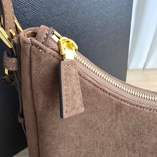 Замшевая сумка Prada 39x18 см
