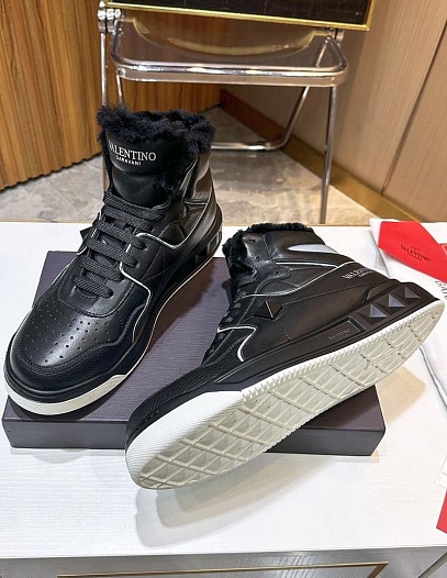 Кроссовки с мехом Valentino One Stud Nappa Mid-Top   