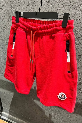 Брендовые мужские шорты Moncler красного цвета   