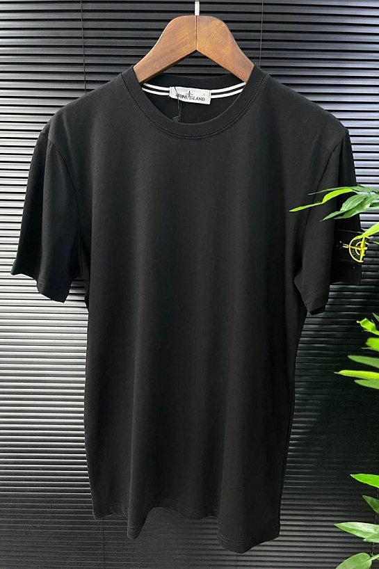 Чёрная мужская футболка с патчем на плече Stone Island