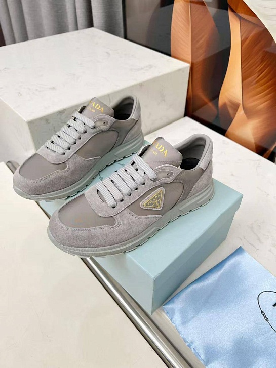 Женские комбинированные кроссовки Prada