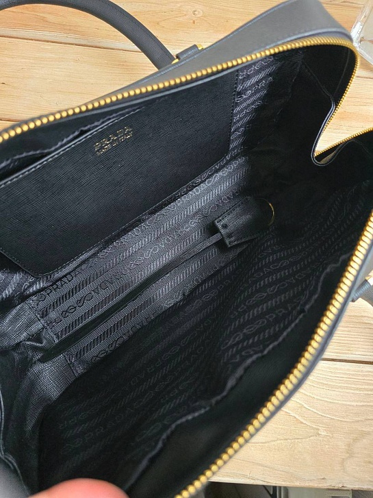 Кожаная чёрная сумка Prada 31x16 см