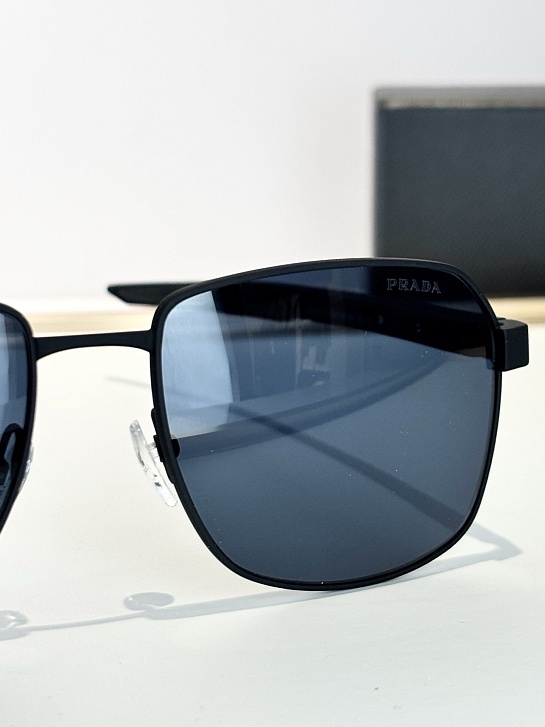 Солнцезащитные очки Prada Linea Rossa
