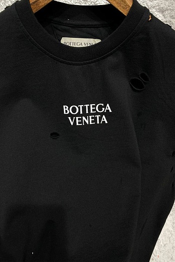 Чёрная оверсайз футболка Bottega Veneta с рваной отделкой   