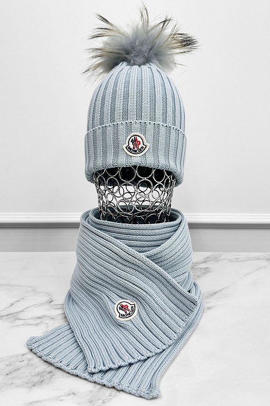 Комплект из шапки и шарфа голубого цвета Moncler logo-patch