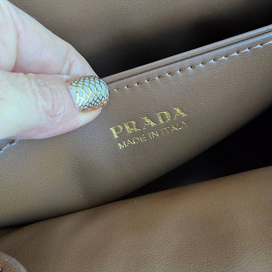 Замшевая сумка Prada 33x23 см