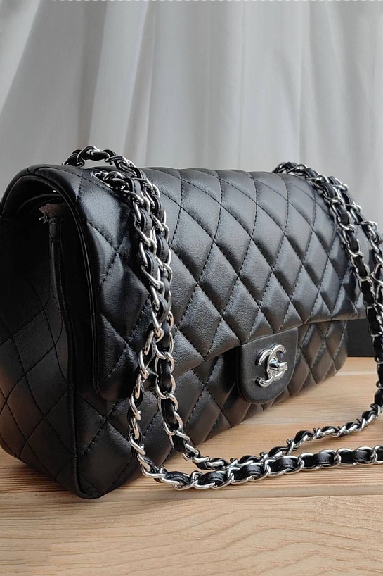 Кожаная чёрная сумка Chanel 30x18 см