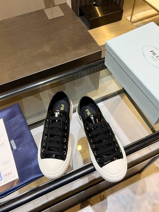 Женские кроссовки Prada чёрного цвета