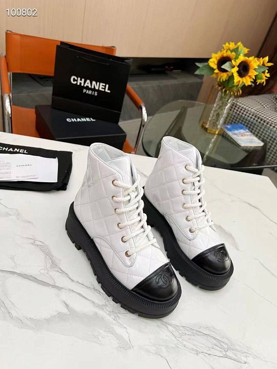 Женские кожаные ботинки Chanel белого цвета