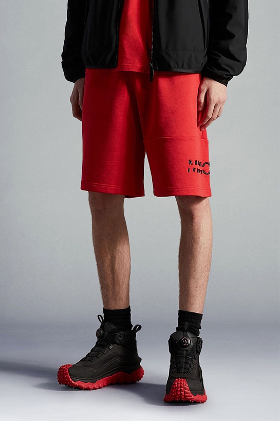 Мужские шорты Moncler красного цвета