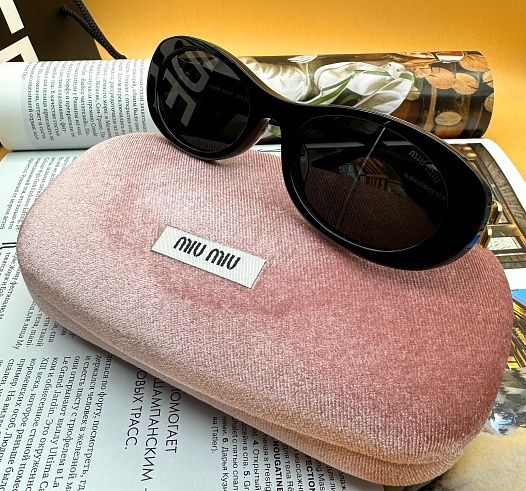 Женские солнцезащитные очки MIU MIU с чёрной оправой   
