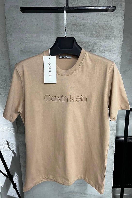 Бежевая футболка Calvin Klein embossed logo