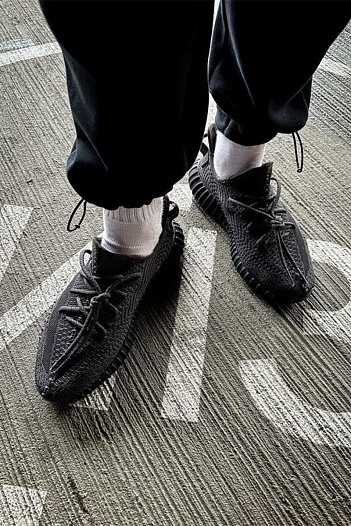 Кроссовки Adidas Yeezy Boost 350 v2 Black "Reflective laces" premium   