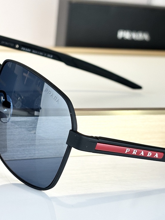 Солнцезащитные очки Prada Linea Rossa