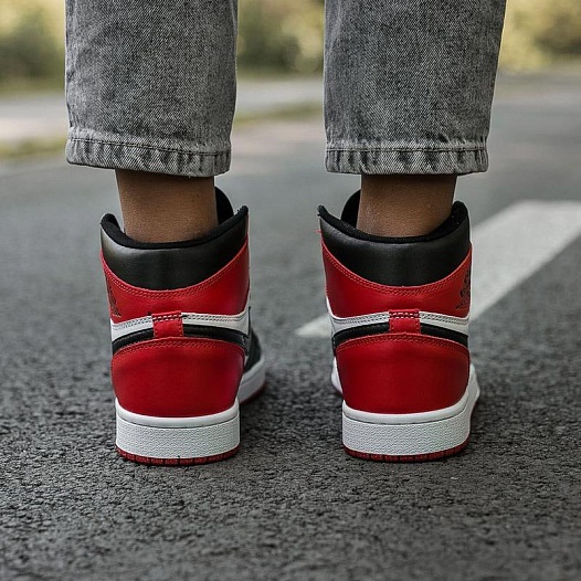 Кроссовки Nike Air Jordan 1 Retro "Bred Toe"   