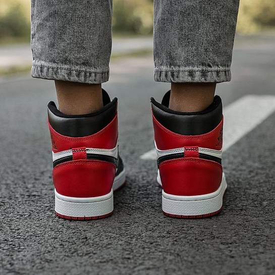 Кроссовки Nike Air Jordan 1 Retro "Bred Toe"