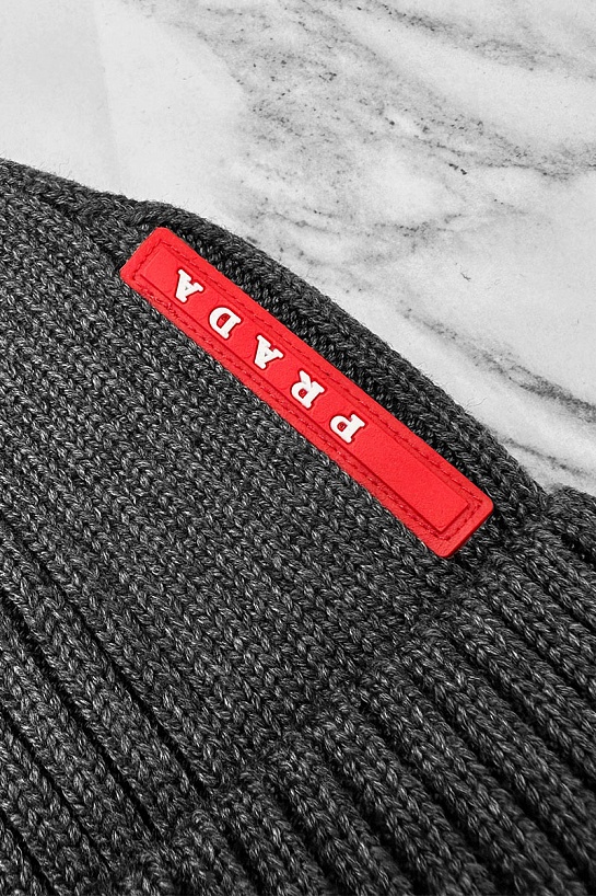 Мужская шапка Prada серого цвета