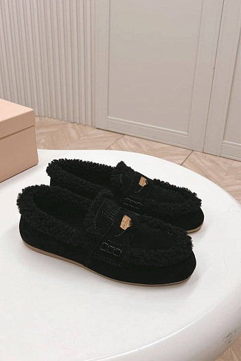 Женские чёрные лоферы с мехом MIU MIU   