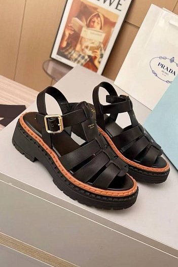 Женские кожаные сандалии Prada чёрного цвета   