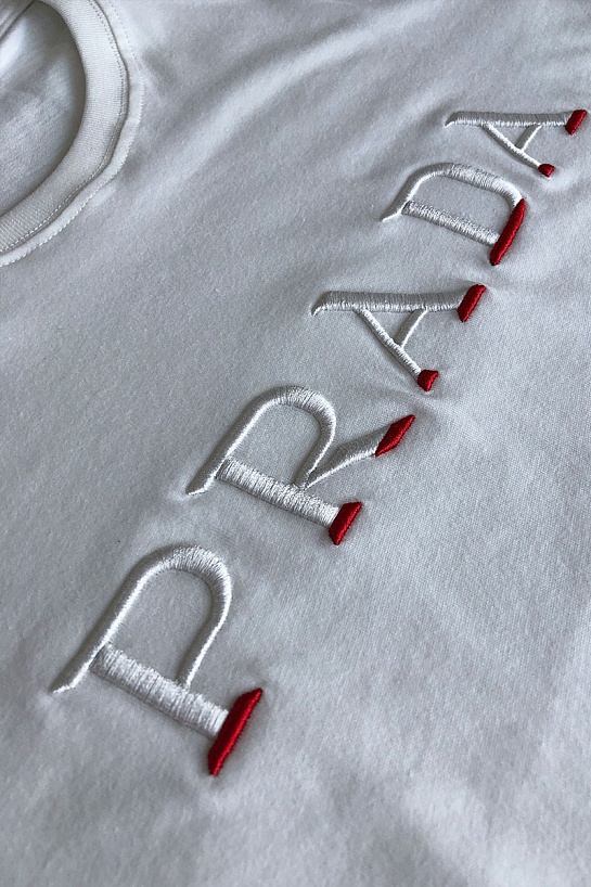 Белая мужская футболка Prada embroidered logo
